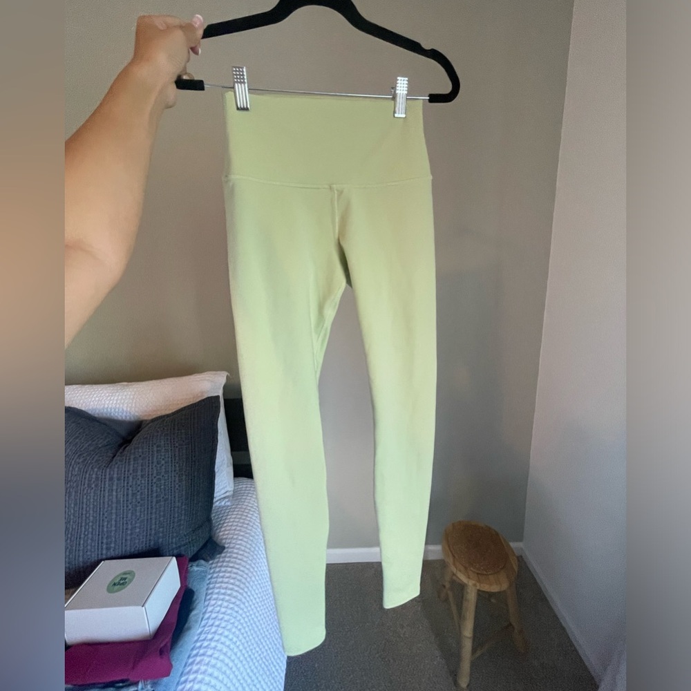 Alo Yoga Airbrush Legging in Iced Green Tea